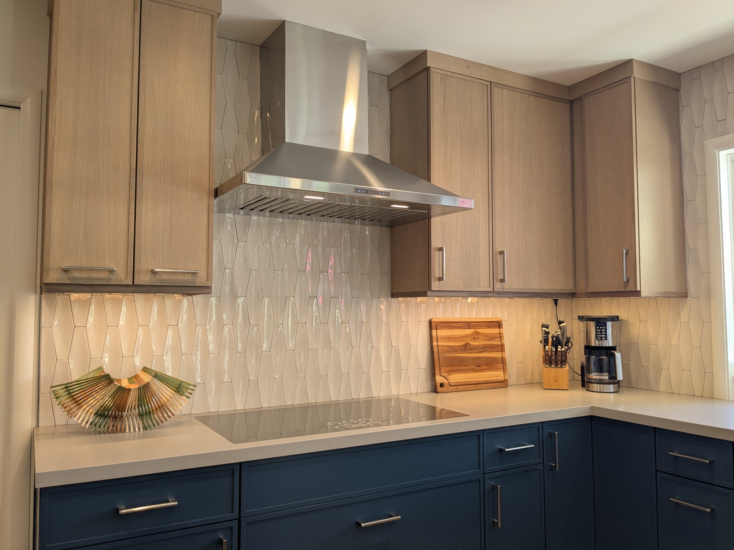 Cooktop with white geometric tile